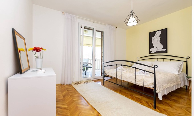 Omis Apartment | Two bedroom apartment with terrace and sea view Omiš (A-20787-b)