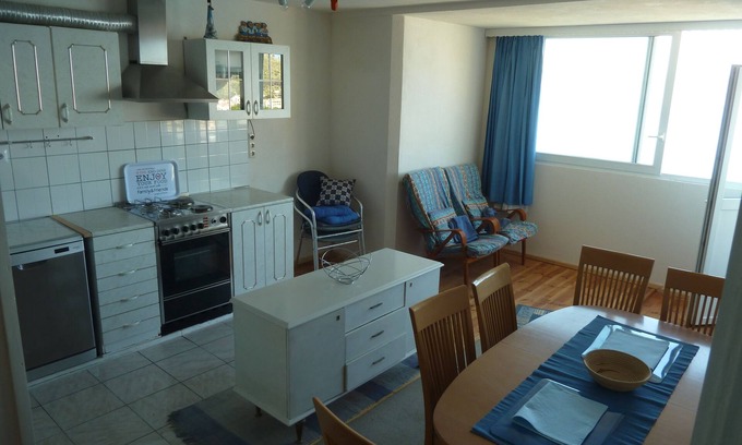 Omis Apartment | Two bedroom apartment with balcony and sea view Omiš (A-15485-a)