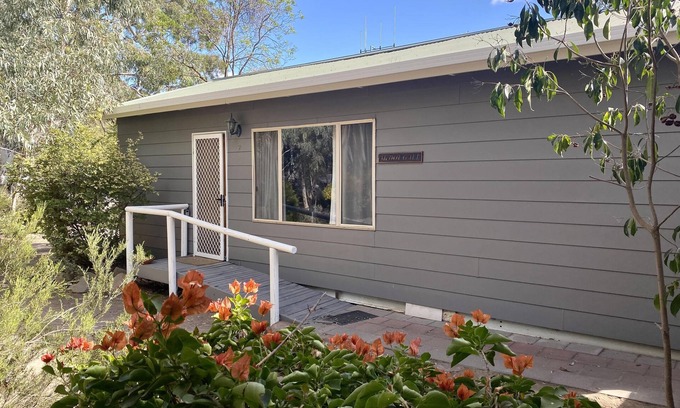 Woolundunga House | Two-Bedroom Bungalow - Self Contained, Two Bedroom Bungalow with 1 Queen, 1 Double/Single Bunk Bed & 1 Single, Private Backyard