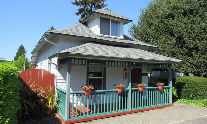 North End Cottage | Two Bedroom Cottage In the Heart of Proctor Neighborhood