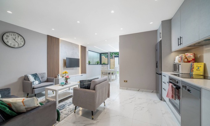 Fryent Apartment | Two bedroom flat with garden