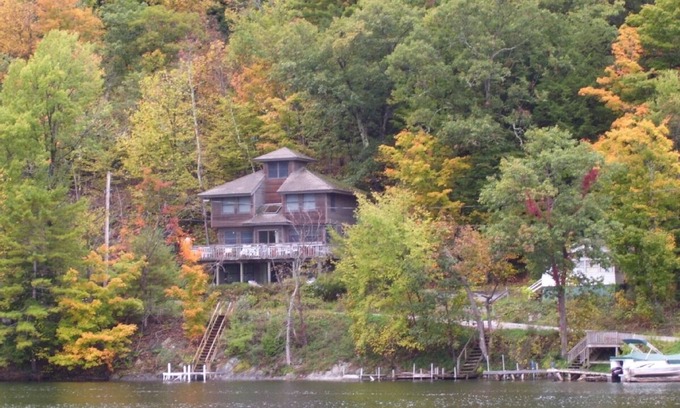 Poultney House | Two bedroom home on Northwest shore of Beautiful Lake St. Catherine with kayaks