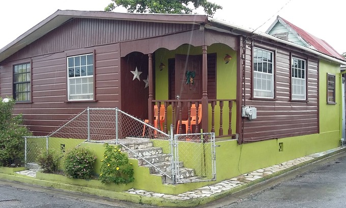 Henrys House | Two-bedroom house for rent in the city, 2 minutes from popular Brown's Beach.
