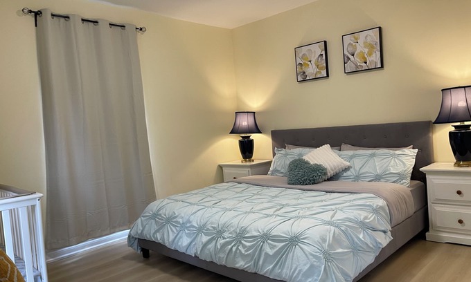 Niagara Falls House | Two-bedroom Suite with King Bed - 4 Min to The Falls
