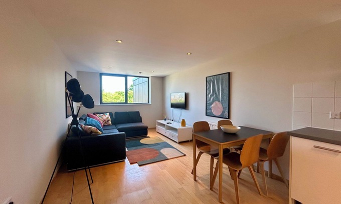 Latchmere Apartment | Two Bedroom Two Bathroom Apartment in Wandsworth