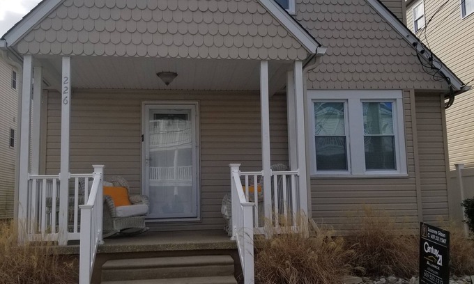 Wildwood Cottage | Two bedroom villa near Morey's Pier & Wildwood Boardwalk