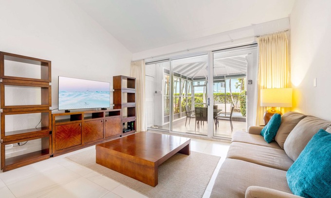 Seven Mile Beach Apartment | Two Bedroom with Perfect balance of affordability and convenience!