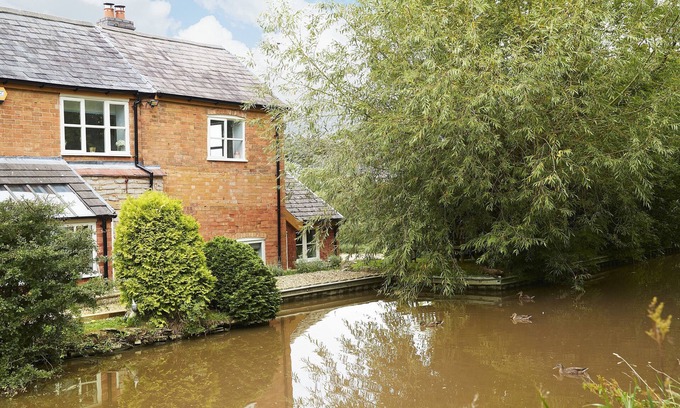 South Littleton Apartment | Two bedroomed property situation in a beautiful secluded location with patio area overlooking fields