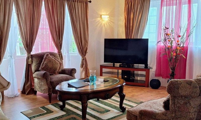 Wotton Apartment | Two Bedrooms Garden View at GoBajac