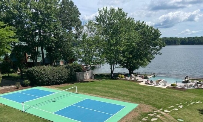 Lake Norman of Catawba House | Two best houses on the Lake: The Retreat The Lodge and the Cottage | Pool | Pickleball Court