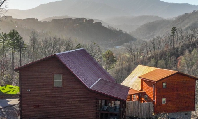 Gatlinburg - Pigeon Forge Cabin | “Two Cozy” Mountain Cabin for Two!