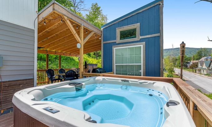 Ludlow Apartment | Two cozy tiny homes with a private hot tub, large deck, grill, AC - dog friendly