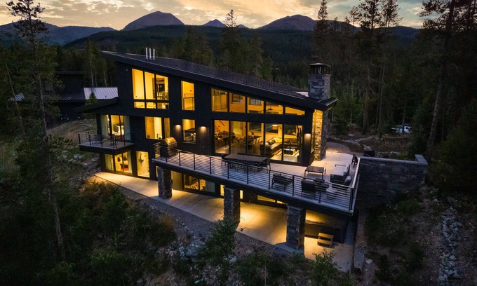 Blue River House | Two Dancing Trees: Modern Luxury w/Mountain Views