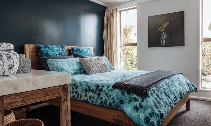 Franz Josef Glacier Cottage | TWO FOUR CRON ~Village Luxury ~Mountain Views ~Full Kitchen ~ QLED TV ~ Netflix