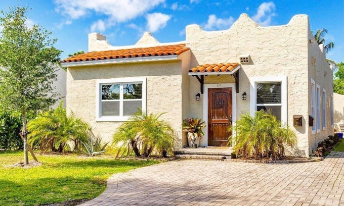Parker Ridge Cottage | Two Houses KING BEDS Close to Airport, Golf Course, Zoo, Downtown and Beaches