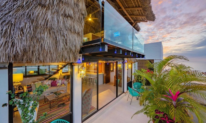 Romantic Zone Condo | two-level penthouse in the Romantic Zone