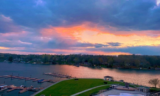 Huddleston Condo | Two-Level Penthouse with stunning views of Smith Mountain Lake. 3 bed. 3.5 bath