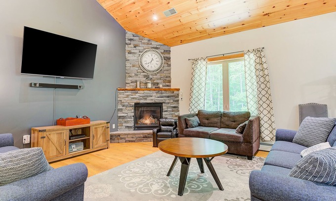 Bartlett House | Two-level Townhome with Gas Fireplace, Deck, and Grill - Amazing Location