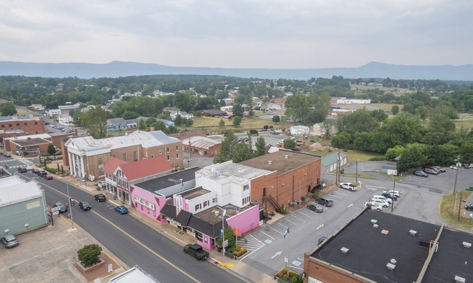 Luray House | Two master suites in historic downtown