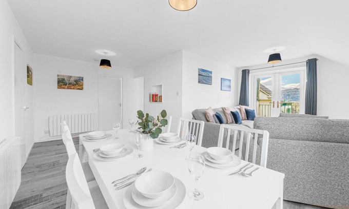 Bowness-on-Windermere Apartment | Two minute walk from the World of Beatrix Potter, apartment with parking