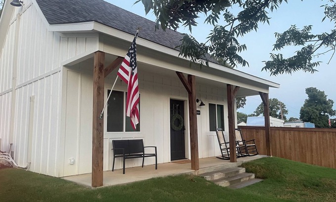Mead Cabin | TWO PEAKS-South: New Cozy Cabin-Vaulted Wood Ceiling-Near Lake Texoma & Casinos.