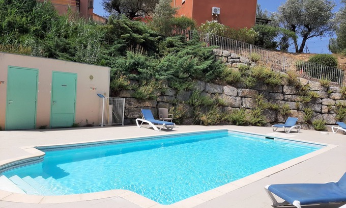 Nyons House | Two-storey house with terrace and shared pool