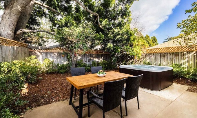 West Mesa Condo | Two Story Apartment Near Beach