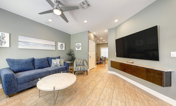 Corpus Christi Condo | Two-Story Condo Near the Beach W/Shared Pool & Free WiFi