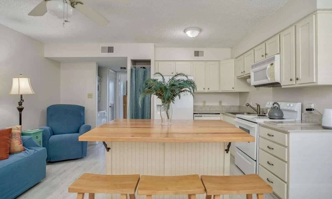 Orange Beach East Condo | Two Suns at The Beach - White Sand and Shopping