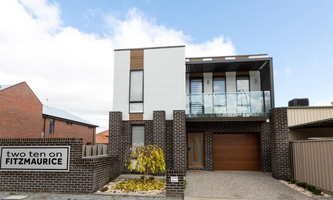 Wagga Wagga Apartment | TWO TEN Sleeps 10! Luxury CBD Accommodation