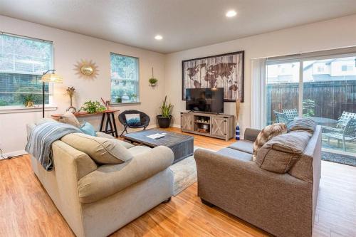 Corvallis House | TWO townhomes for your giant group!