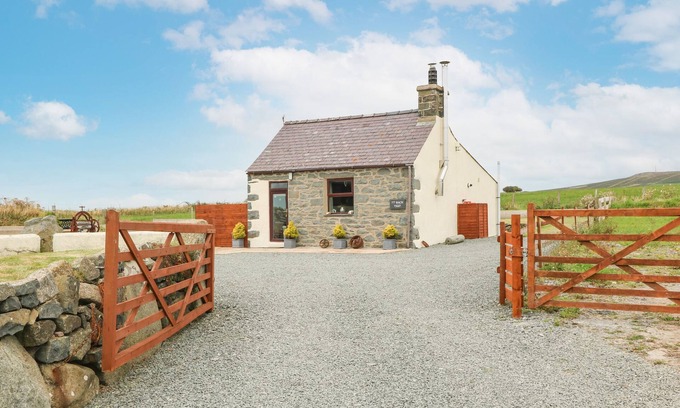 Mynytho Cottage | TY BACH YSGO, pet friendly, country holiday cottage in Aberdaron