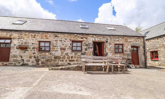Newport Cottage | TY FELIN, pet friendly, with a garden in Newport, Pembrokeshire
