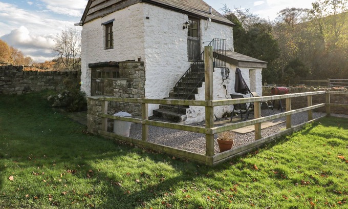 Llanvair Kilgeddin Cottage | TY GWYN, with a garden in Abergavenny