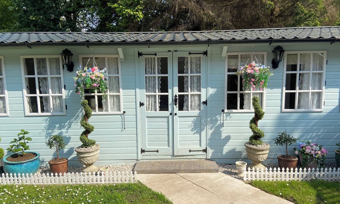 Holywell Cottage | TY HAFAN, romantic, with a garden in Mostyn