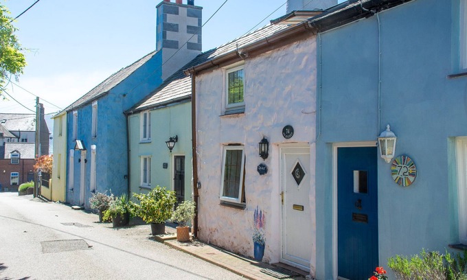 Beaumaris Cottage | Ty Hydref - sleeps 2 guests in 1 bedroom