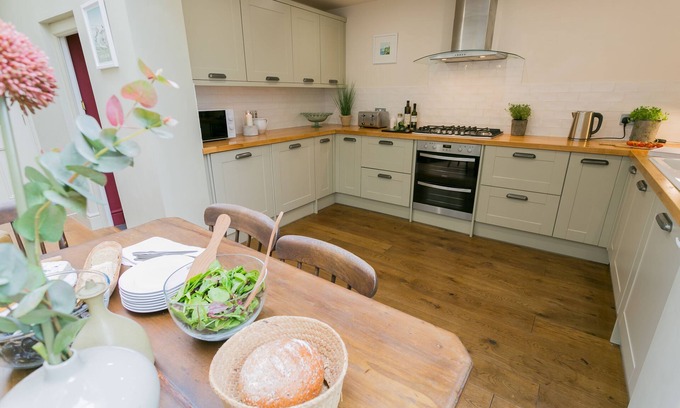 Beaumaris Cottage | Ty Medi - a town that sleeps 6 guests in 4 bedrooms