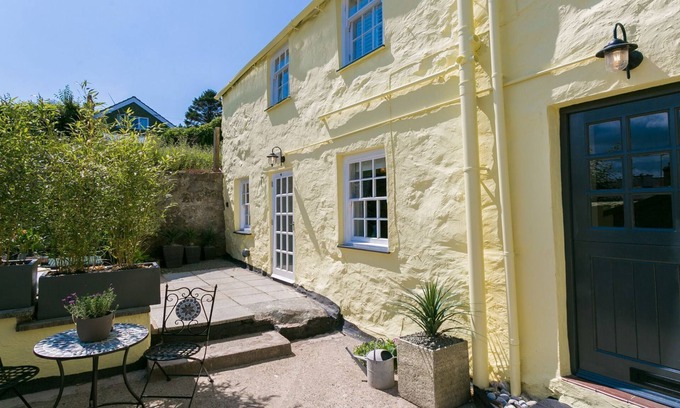 Beaumaris Cottage | Ty Melyn - sleeps 4 guests in 2 bedrooms