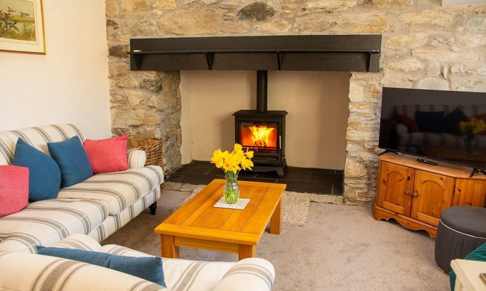 Rhoscolyn Cottage | Ty'r Garreg - sleeps 7 guests in 4 bedrooms