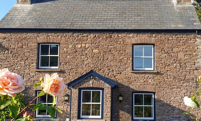 Tretower Cottage | Ty Sinsir, Tretower. Castle & Mountain Views, Wood Fired Hot Tub, Huge Fire Pit
