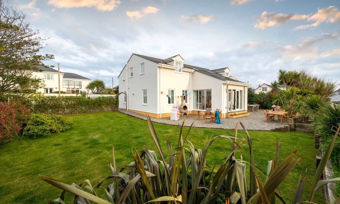Rhosneigr Cottage | Ty Traeth - A holiday home for 10 people in Rhosneigr, Anglesey