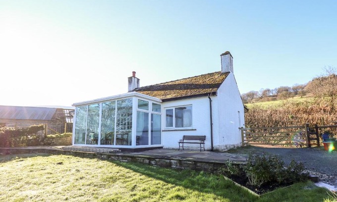 Llanfihangel Tal-y-llyn House | Ty Twmp Tump Cottage