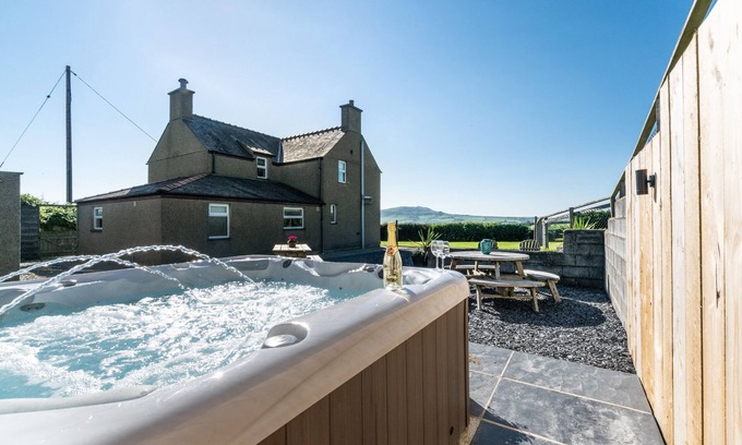 Garn Fadryn House | Tyddyn Llŷn - Four Bedroom House, Sleeps 8