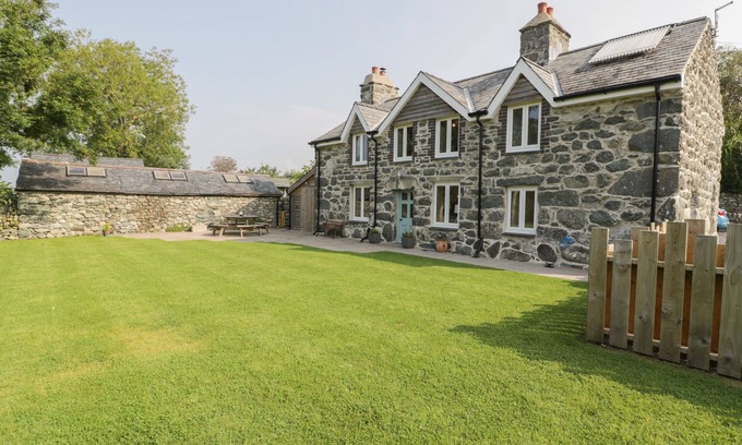 Dyffryn Ardudwy Cottage | TYN FFYNNON, pet friendly, luxury holiday cottage in Dyffryn Ardudwy