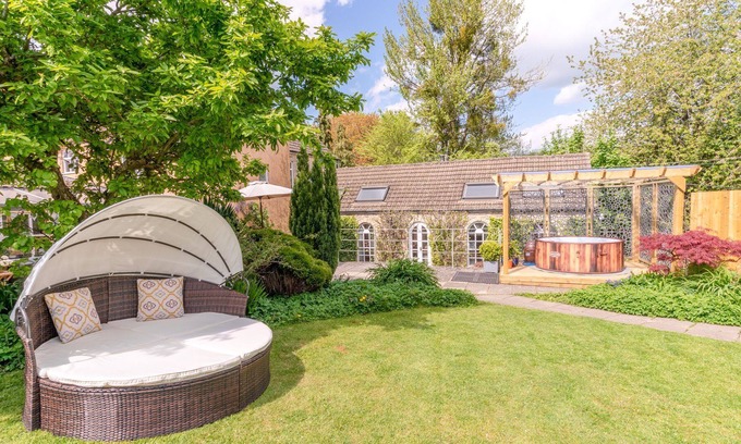 Dursley House | Tyndale House - sleeps 16 guests in 6 bedrooms