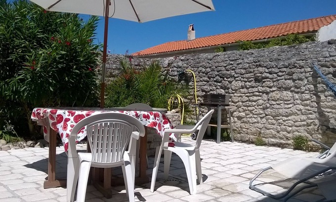Dolus-d'Oleron House | Typical house, in the center of a small Oleron village, close to the beach.