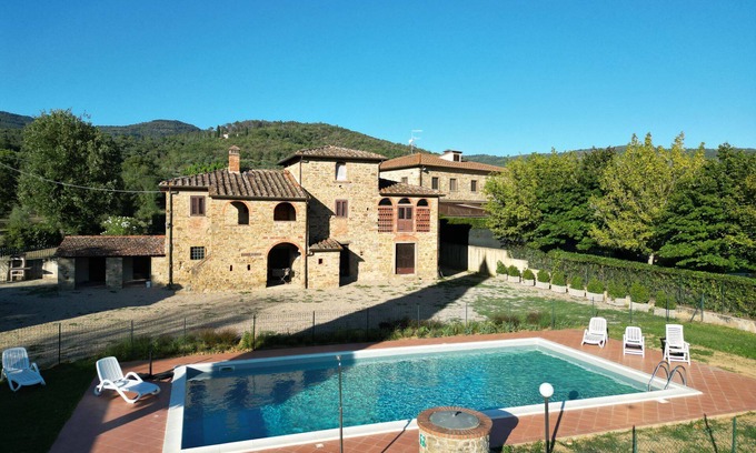 Le Piazze Villa | Typical villa located in the rolling hills of Valdichiana, 3 km from the town of Castiglion Fiorenti