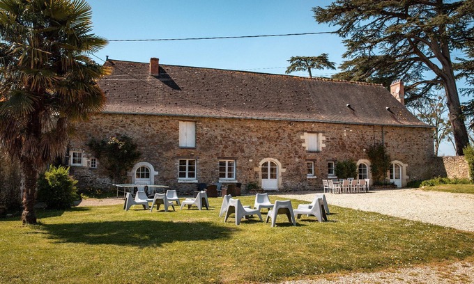 Longuefuye Cottage | Typically Angevine farmhouse, heated pool