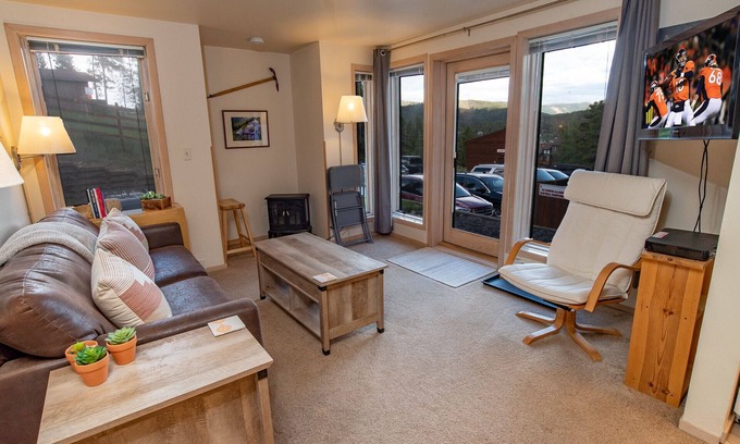 Four O'Clock Condo | Tyra Lookout Condo: Ski-In/Ski-Out