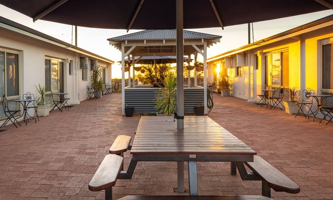 Kalbarri Apartment | U1 Family friendly accommodation directly across from the Beach, Murchison River
